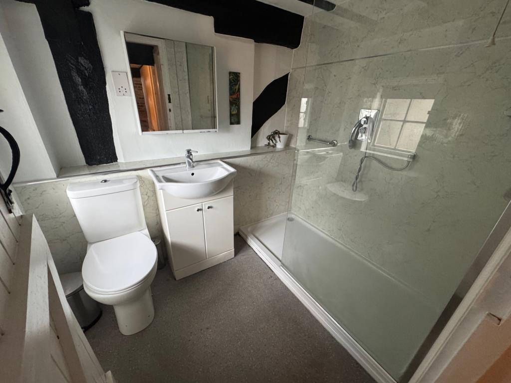 Lot: 109 - THREE-BEDROOM COTTAGE FOR IMPROVEMENT - Bathroom